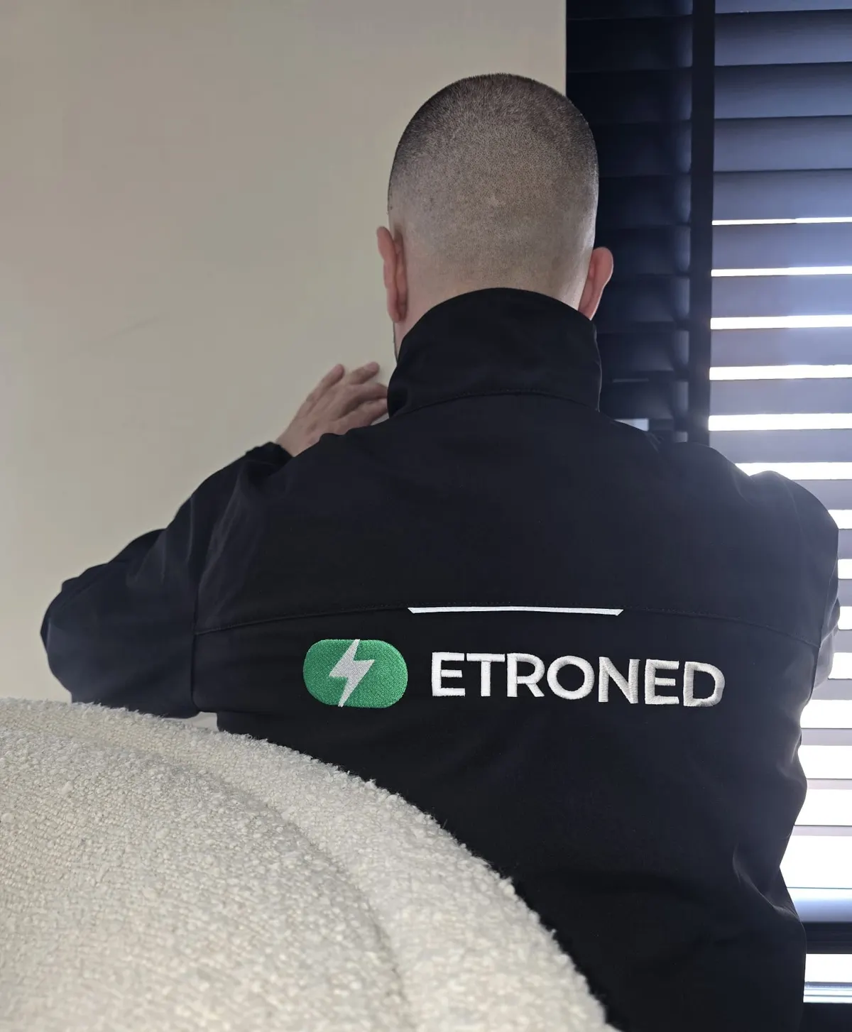 Monteur van ETRONED in werkkleding