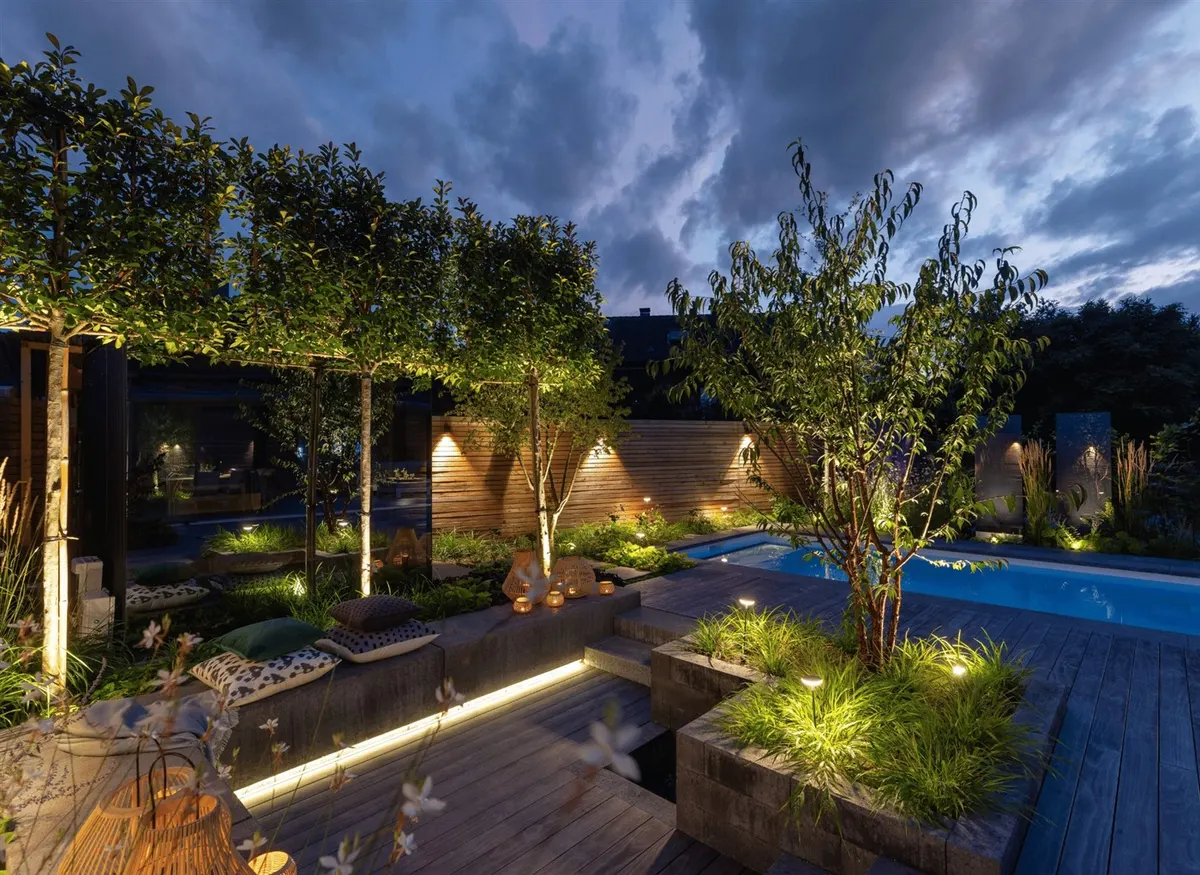Tuinverlichting in een aangelegde tuin bij avond